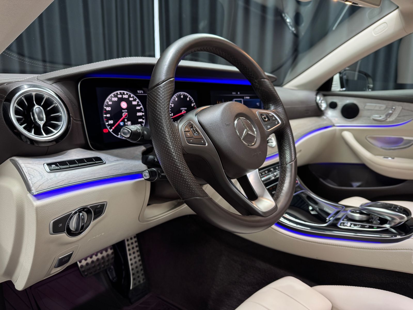 Fahrzeugabbildung Mercedes-Benz E 300 Coupe|AMG-LINE|WIDE-SCREEN|PANO|DESIGNO|