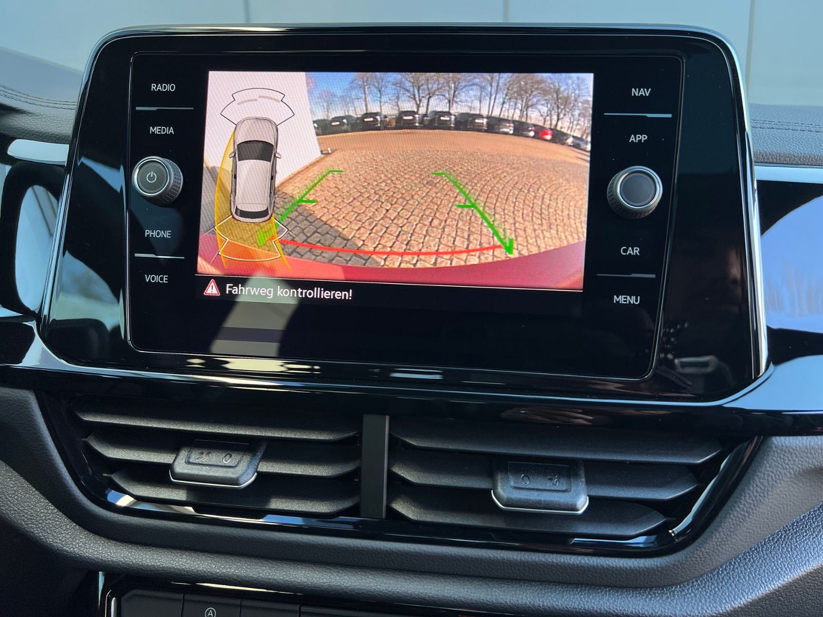 Fahrzeugabbildung Volkswagen T-Roc R-Line 1.5 TSI DSG *AHK, Pano, Black Style