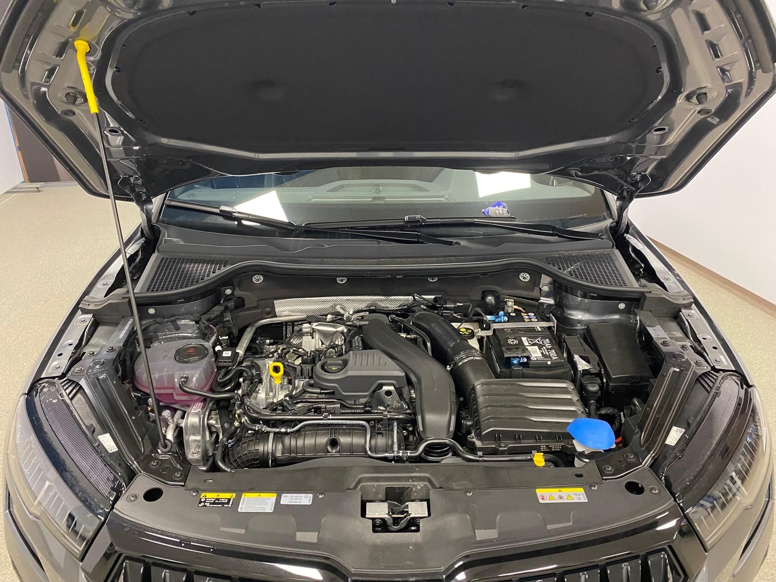 Fahrzeugabbildung SKODA Karoq 1.5 TSI SPORTLINE+MATRIX+ACC+AHK+APP+RFK++