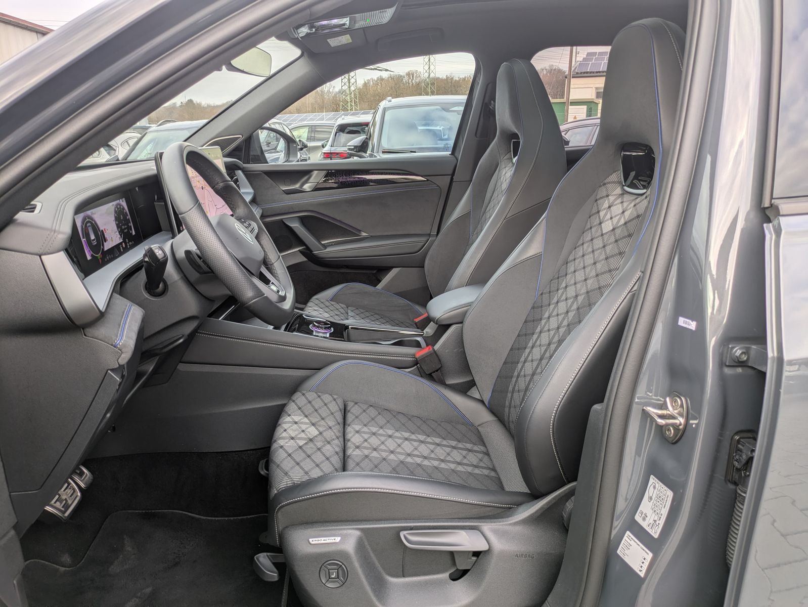 Fahrzeugabbildung Volkswagen Tayron 2.0 TDI 4M R-Line BLACK*7Si*MATRIX*PANO