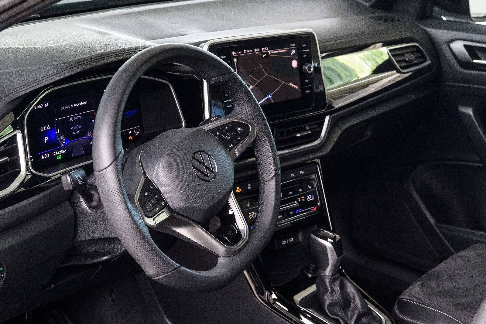 Fahrzeugabbildung Volkswagen T-Roc R-Line 1.5 TSI DSG LED+AHK+KAMERA+ACC+SHZ