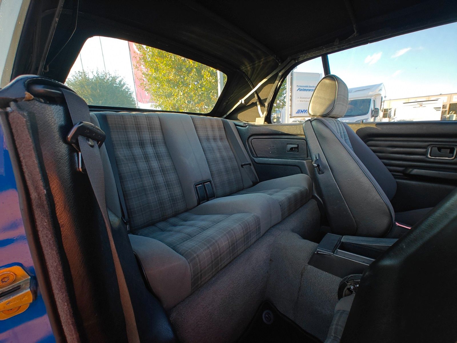 Fahrzeugabbildung BMW 318i Cabrio E30 - Lack NEU, Verdeck NEU