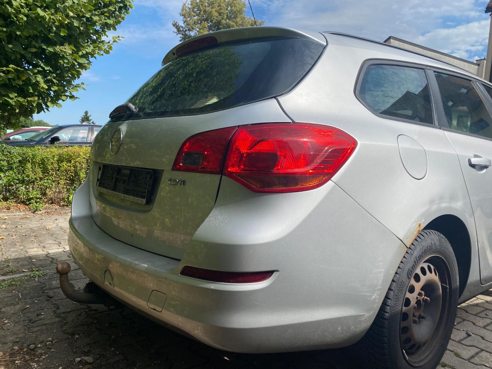 Opel Astra 2011 — photo 5