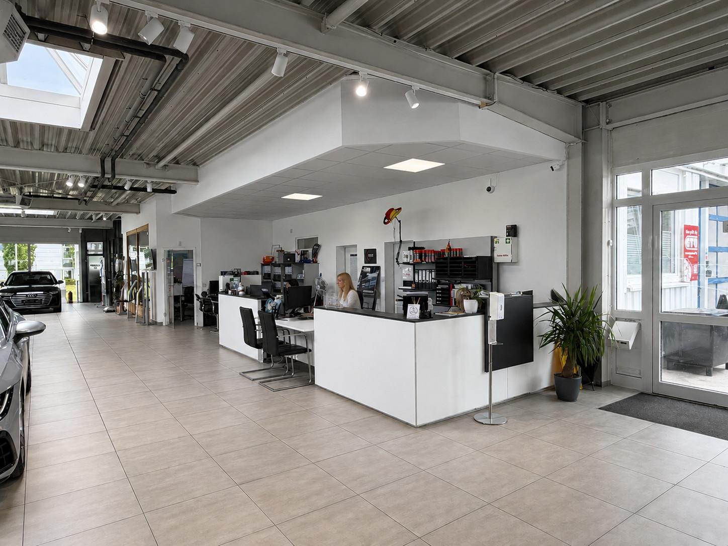 showroom-image-top