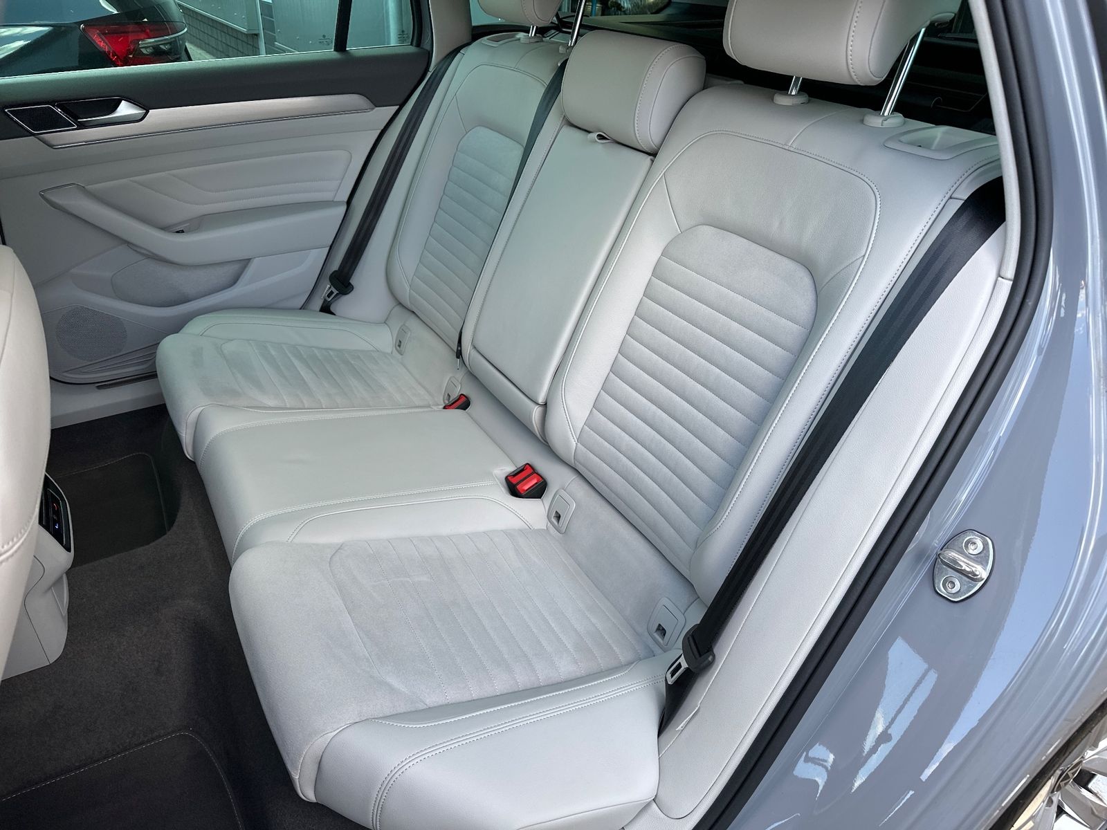 Fahrzeugabbildung Volkswagen Passat Variant Elegance NAV+LED+AHK+ACC+HUD+18ZO