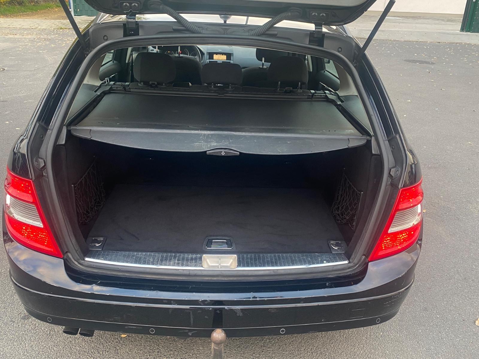 Mercedes-Benz C200 2010 — photo 11