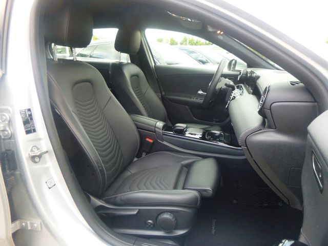Fahrzeugabbildung Mercedes-Benz A 180 >AUT/NAV/PDC/Sitzheizung<