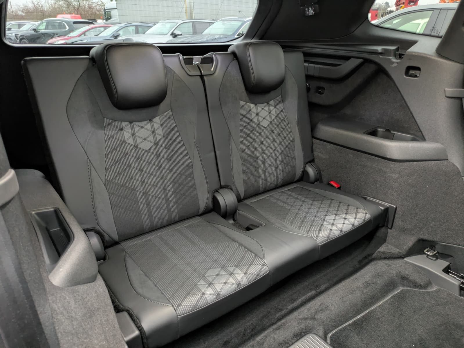 Fahrzeugabbildung Volkswagen Tayron 2.0 TDI 4M R-Line 7Si*MATRIX*AHK*PANO*HUD