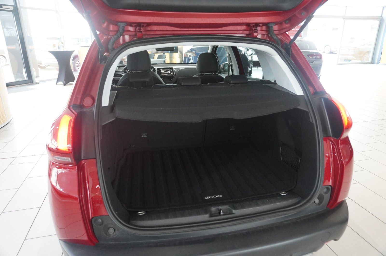 Fahrzeugabbildung Peugeot 2008 1.5D ALLURE NAVI/LED/KAMERA/SHZ/PANO./SPORT