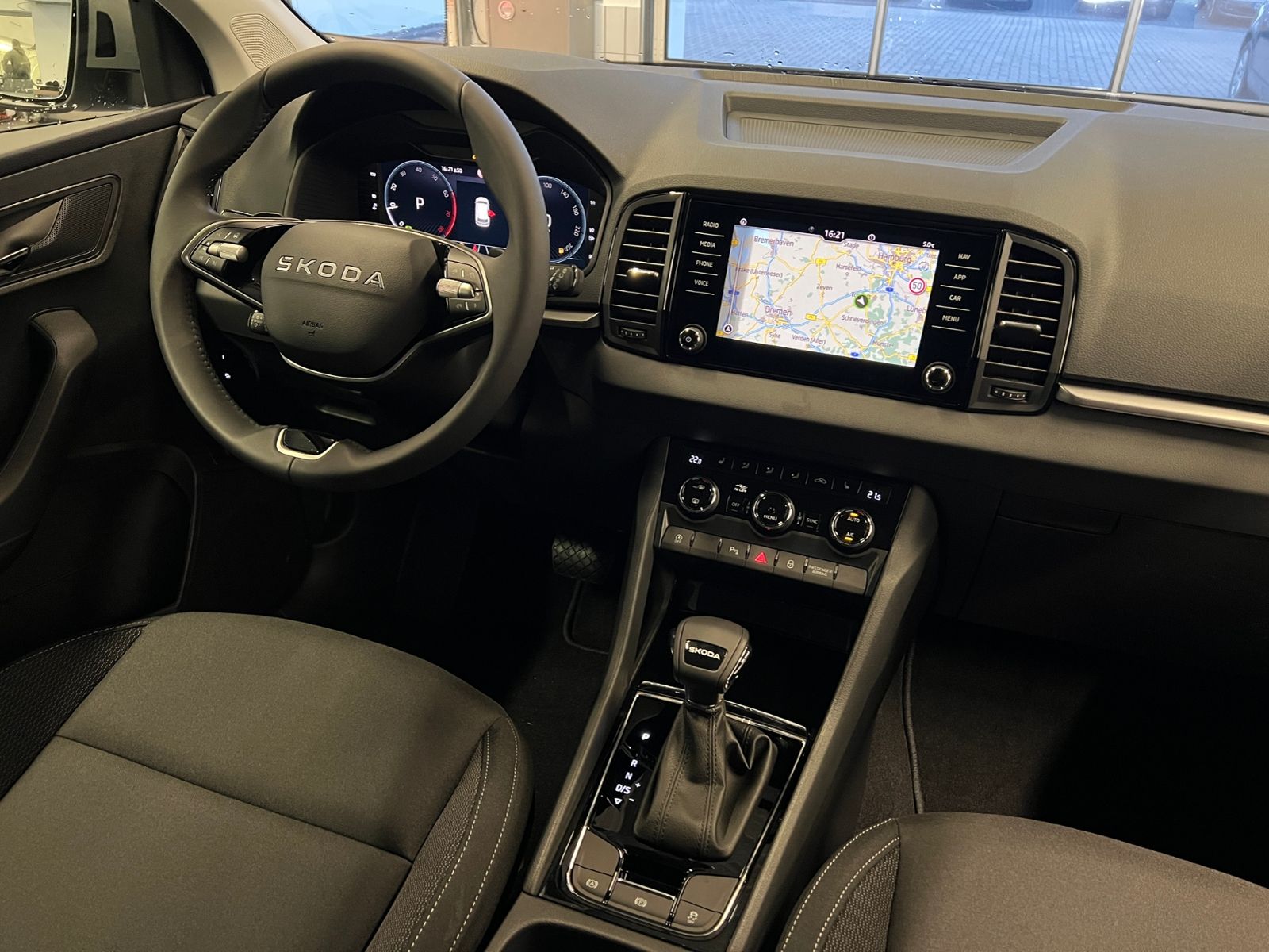 Fahrzeugabbildung SKODA Karoq TOUR 1.5 TSI DSG *AHK, LED, ACC, 17''-LM*