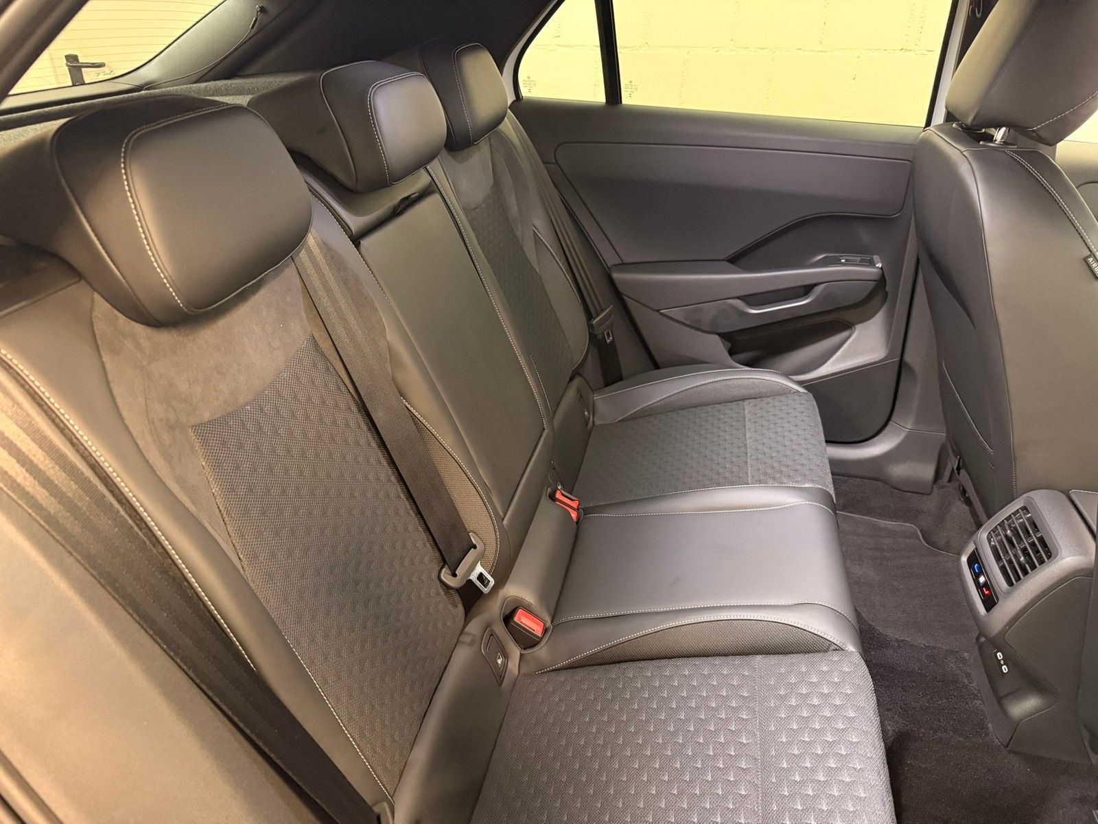 Fahrzeugabbildung Volkswagen T-Roc R-Line 1.5 eTSI DSG +Black-Style + Keyless