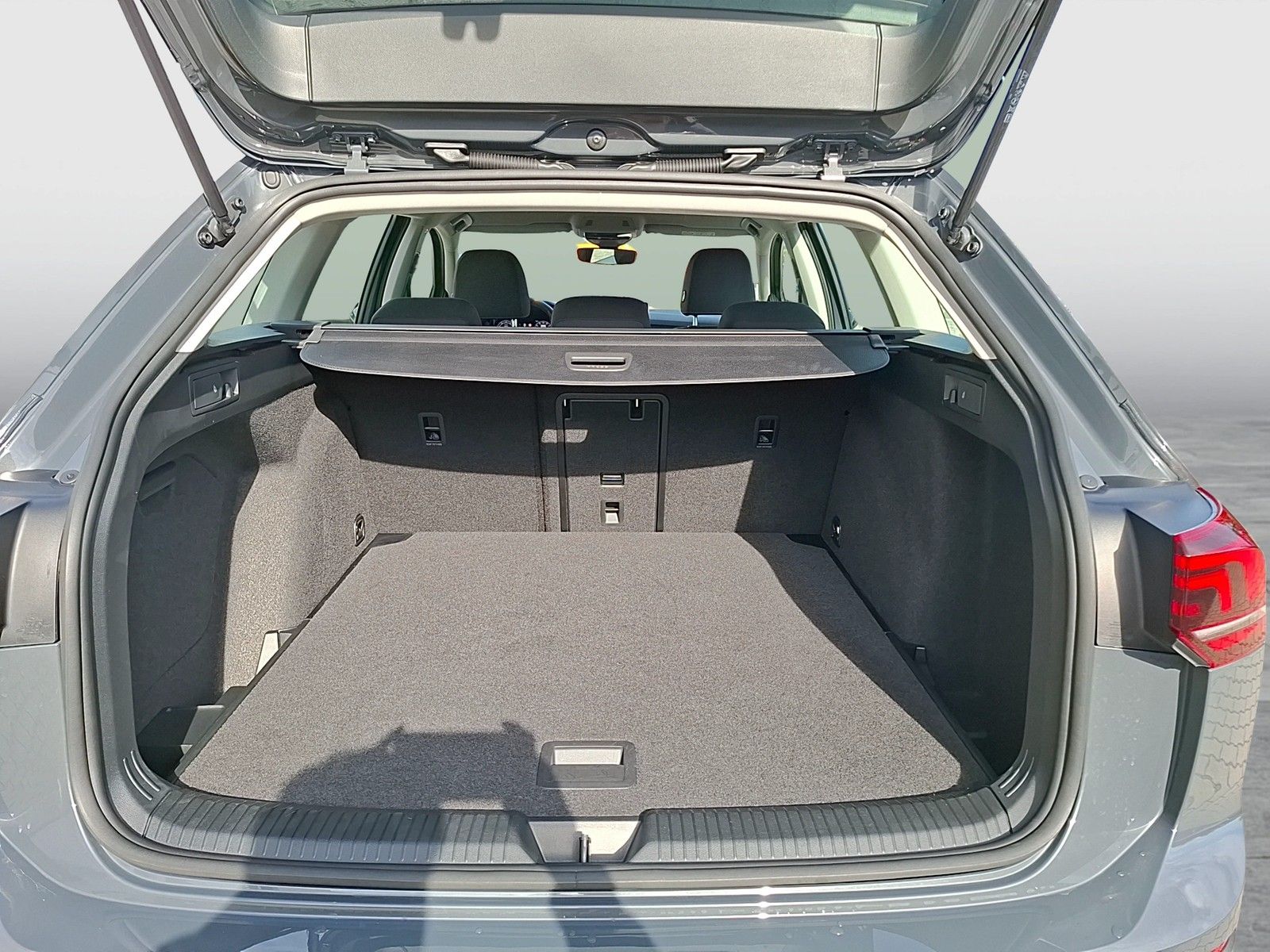 Fahrzeugabbildung Volkswagen Golf VIII Variant eTSI Life DSG LED AHK Navi AID