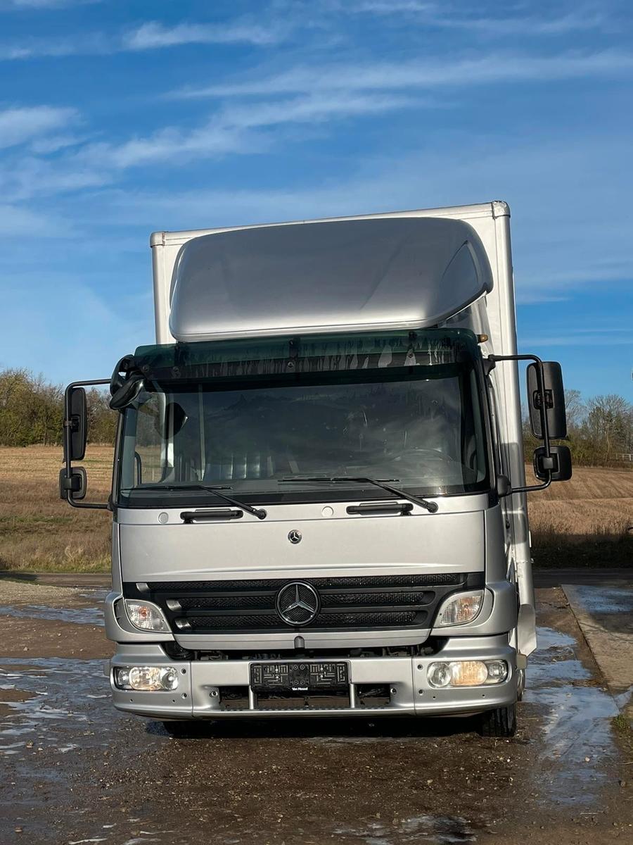 Mercedes-Benz Horse carrier, 4 horses, living.