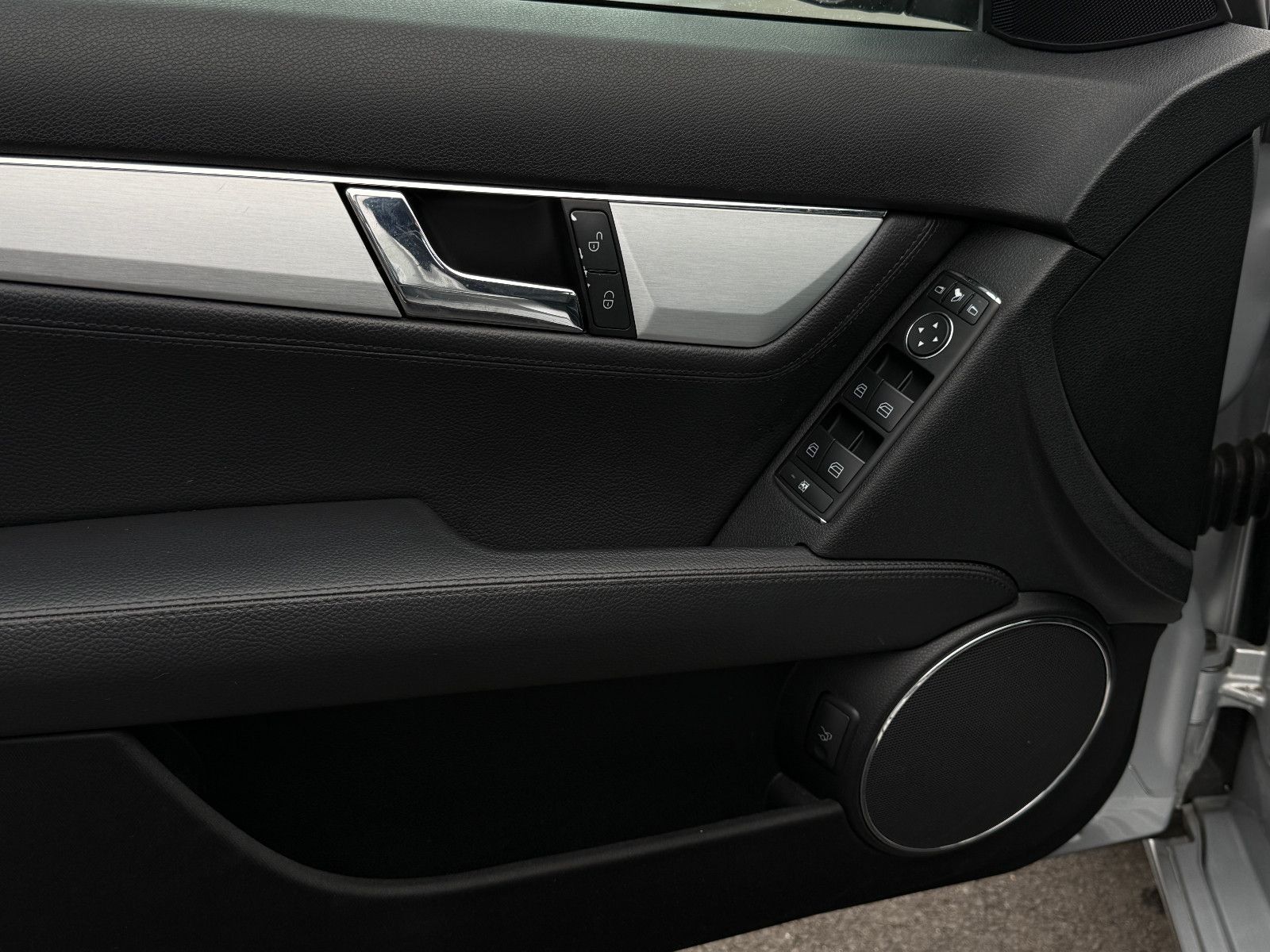 Fahrzeugabbildung Mercedes-Benz C 350 Limousine Avantgarde Aut Bi-Xenon Leder