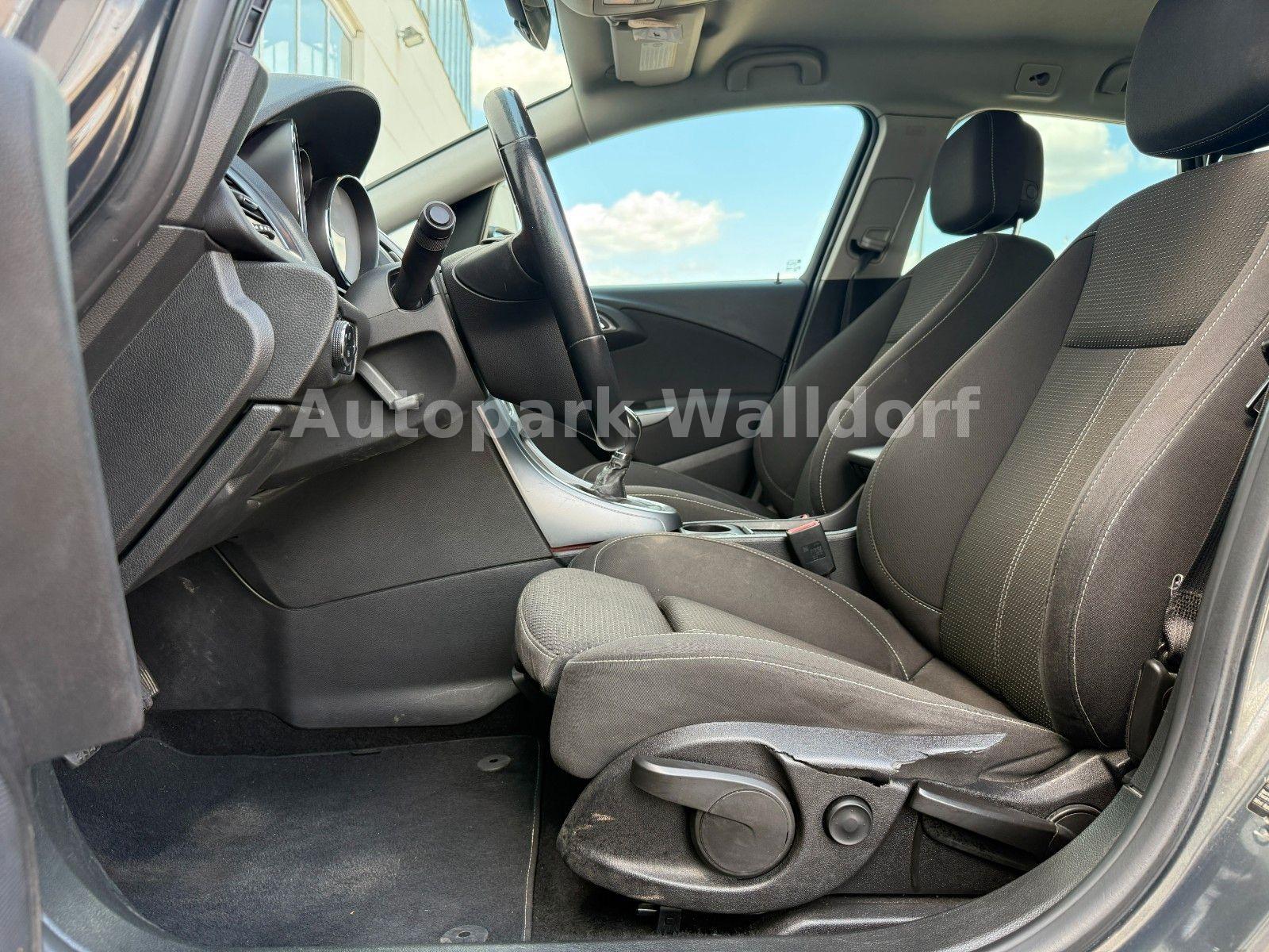 Opel Astra 2013 — photo 11