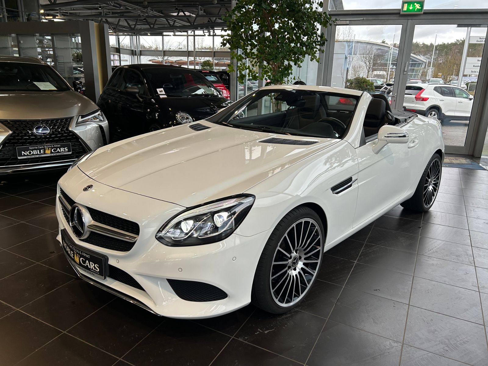 Fahrzeugabbildung Mercedes-Benz SLC 200 9G-Tronic AIRSCARF SHZ PANO NAVI