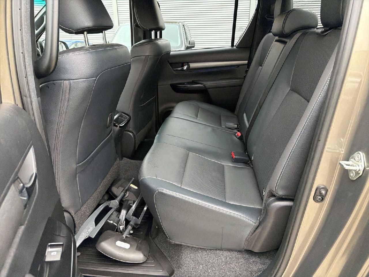 Fahrzeugabbildung Toyota Hilux Double Cab Invincible 4x4
