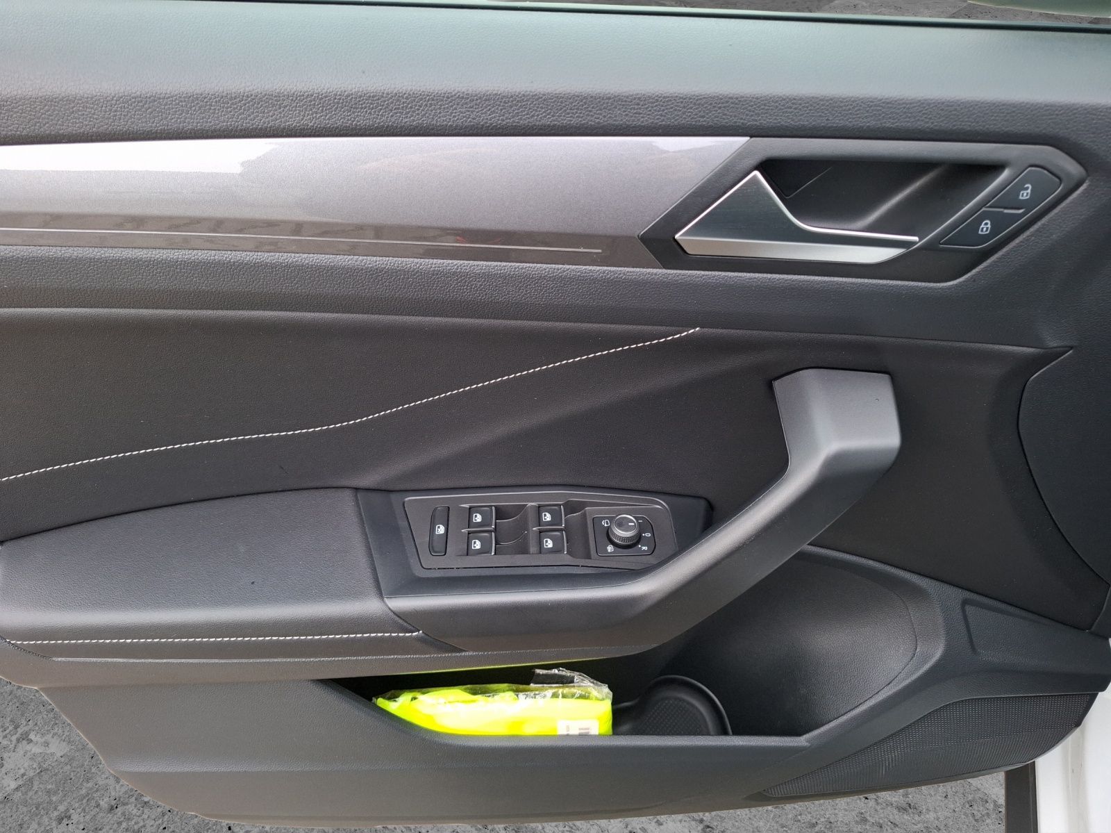 Fahrzeugabbildung Volkswagen T-Roc TSI Style DSG LED Navi AID ACC RFK SH