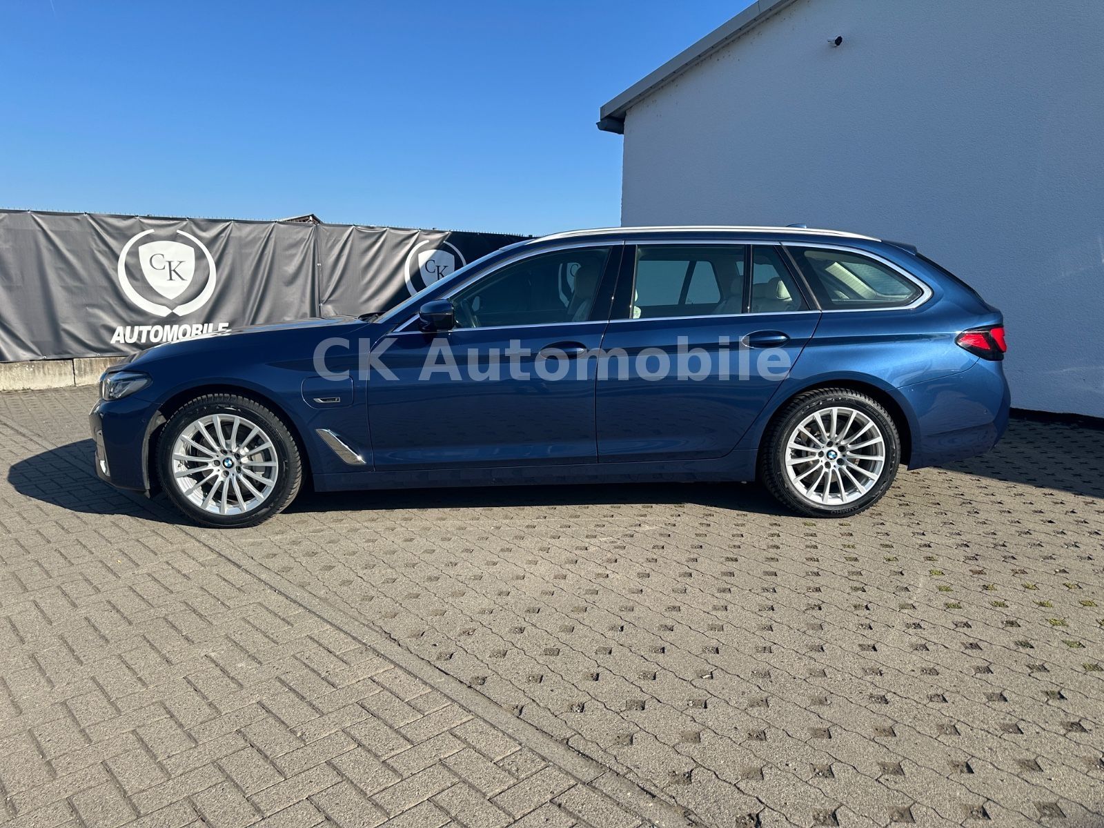 Fahrzeugabbildung BMW 530e xDrive Touring Luxury Line/Pano/LED/Kam/AHK