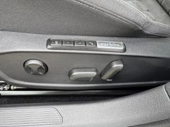 Fahrzeugabbildung Volkswagen Golf VIII Lim. Life LED Navi Sitzh Massage ACC