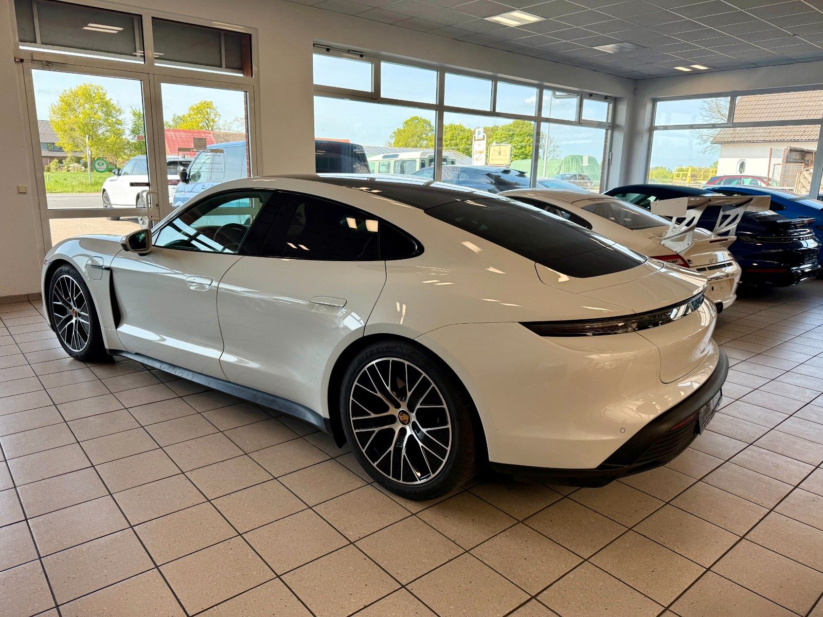 Fahrzeugabbildung Porsche Taycan Performance/Luftfederung/Panorama/HeadUP