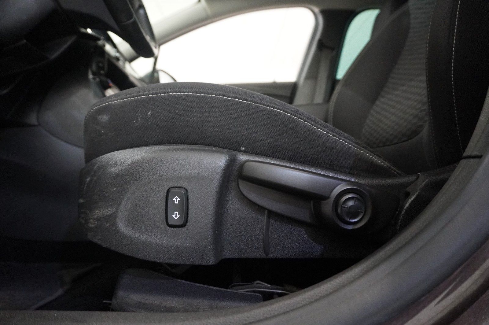 Fahrzeugabbildung Opel Astra K ST 1.4T ON NAVI/LED/KAMERA/SHZ/SPORT/PDC