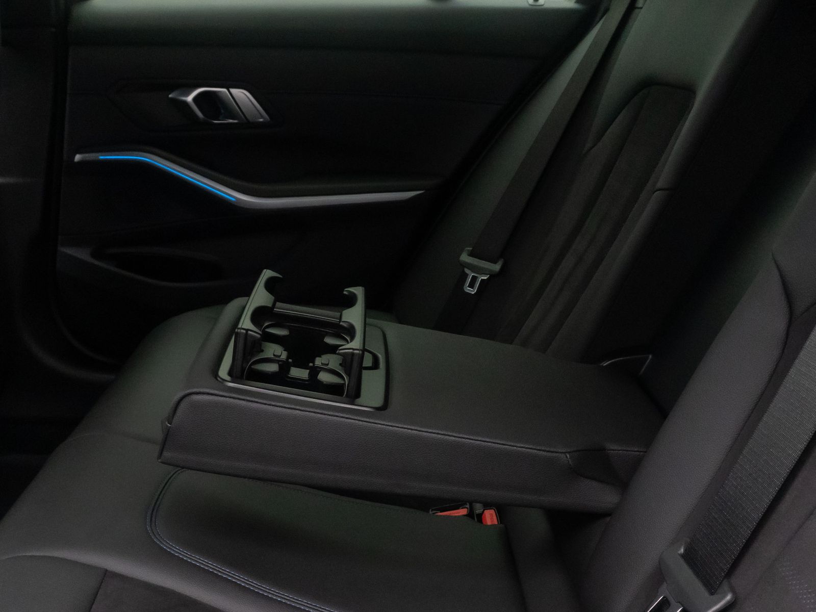 Fahrzeugabbildung BMW 320d MSport Alarm Komfort DAB HiFi Kamera 18Zoll