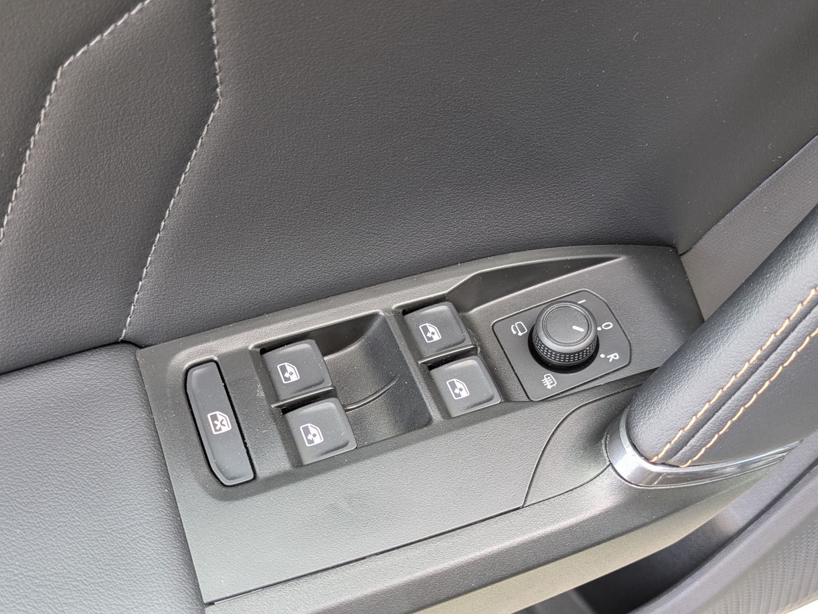 Fahrzeugabbildung CUPRA Leon 1.5 eTSI DSG MATRIX-LED*ACC*APP*KAMERA*18"