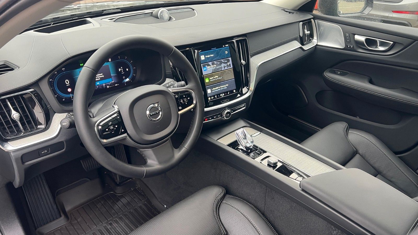 Fahrzeugabbildung Volvo V60 B4 CC Ultimate AWD*B&W*360°*SH*Massage*