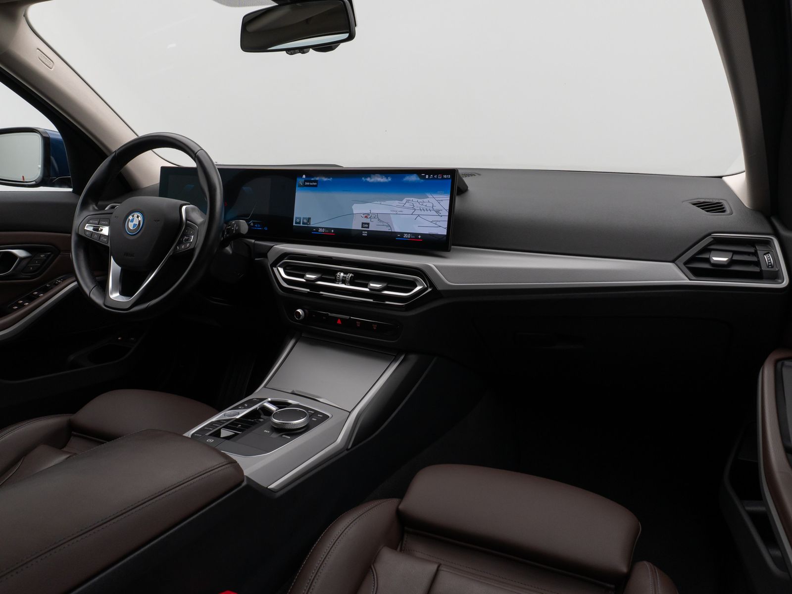 Fahrzeugabbildung BMW 330e xD Kamera HUD DAB Alarm Komfort LED Sport