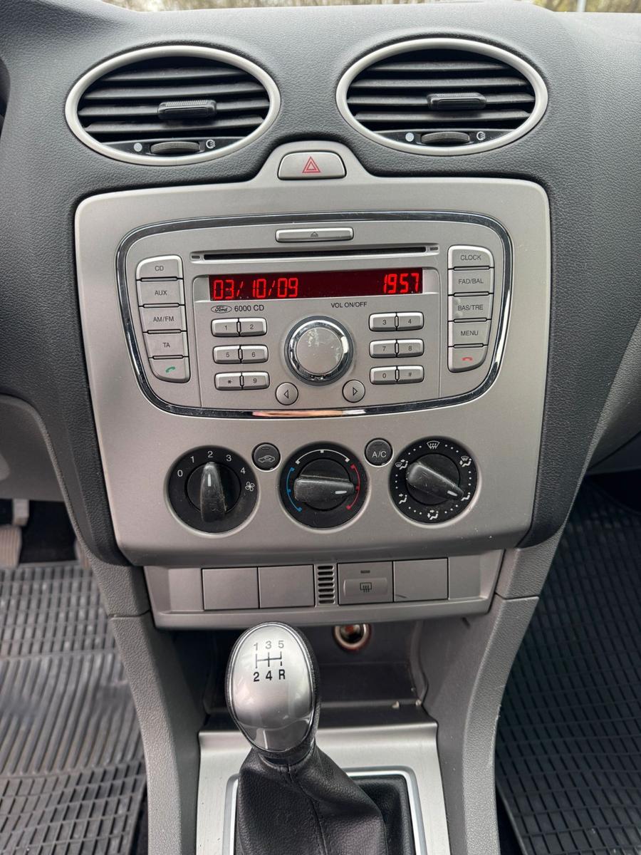 Ford Focus 2010 — photo 13