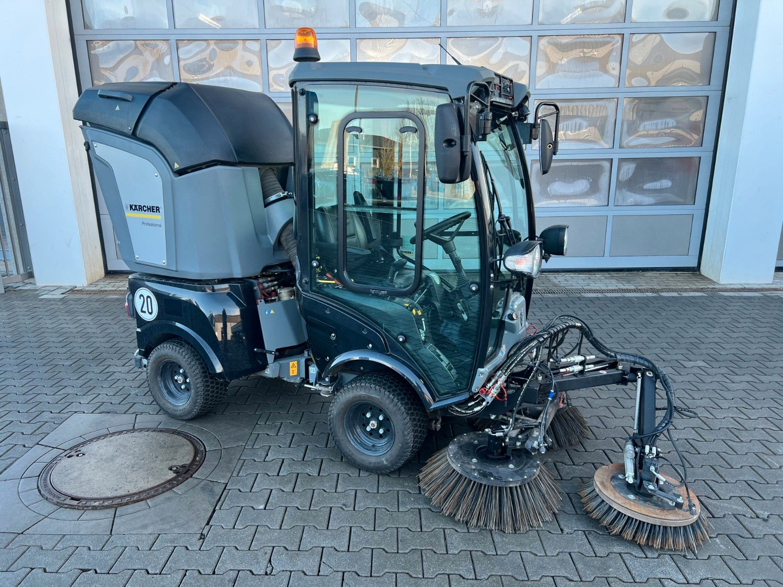 Fahrzeugabbildung Kaercher MIC C /  nur 197h! / Kehrmaschine / 2021