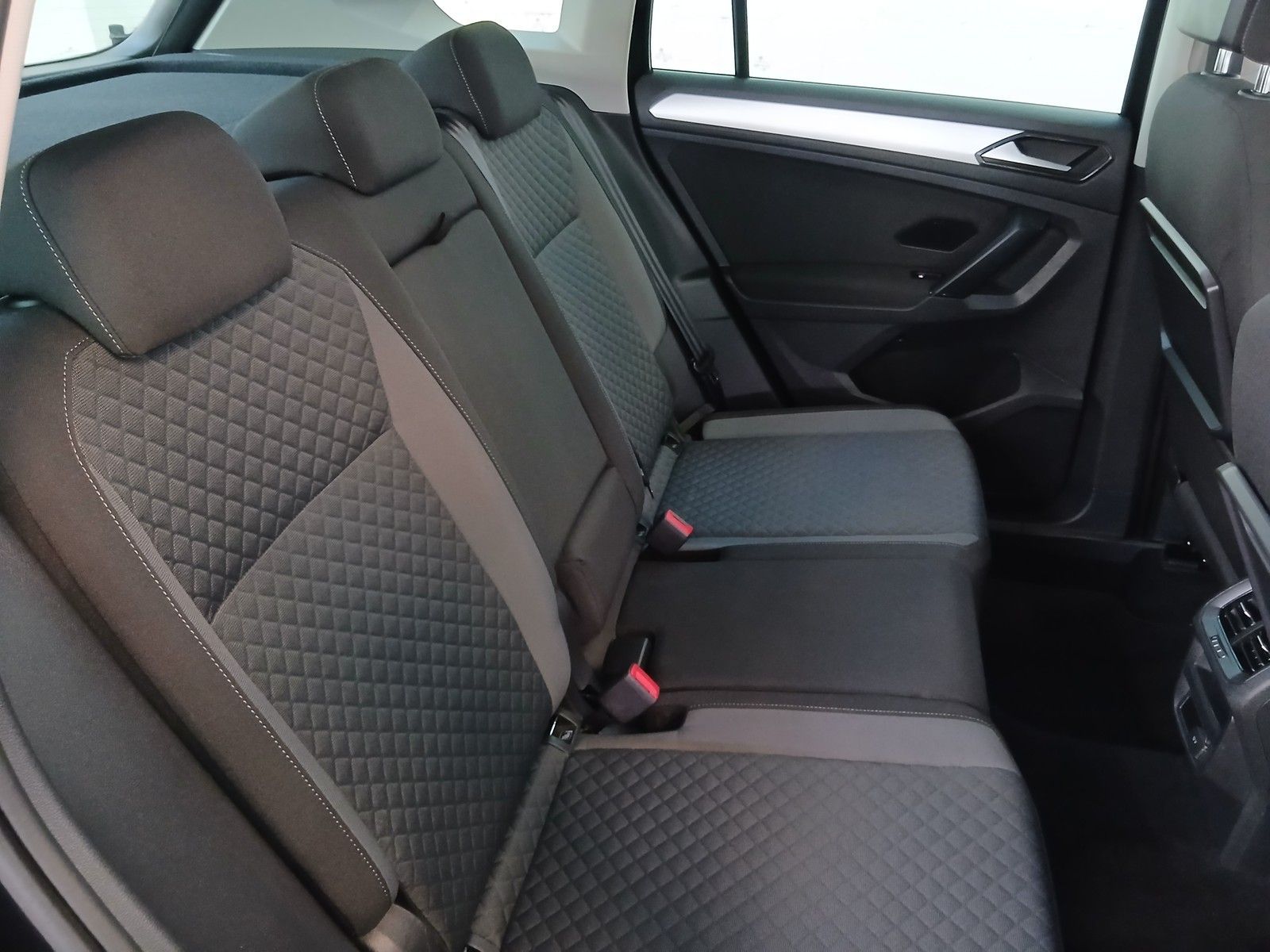 Fahrzeugabbildung Volkswagen Tiguan 4 Motion Comfortline +AHK + Light-Assist