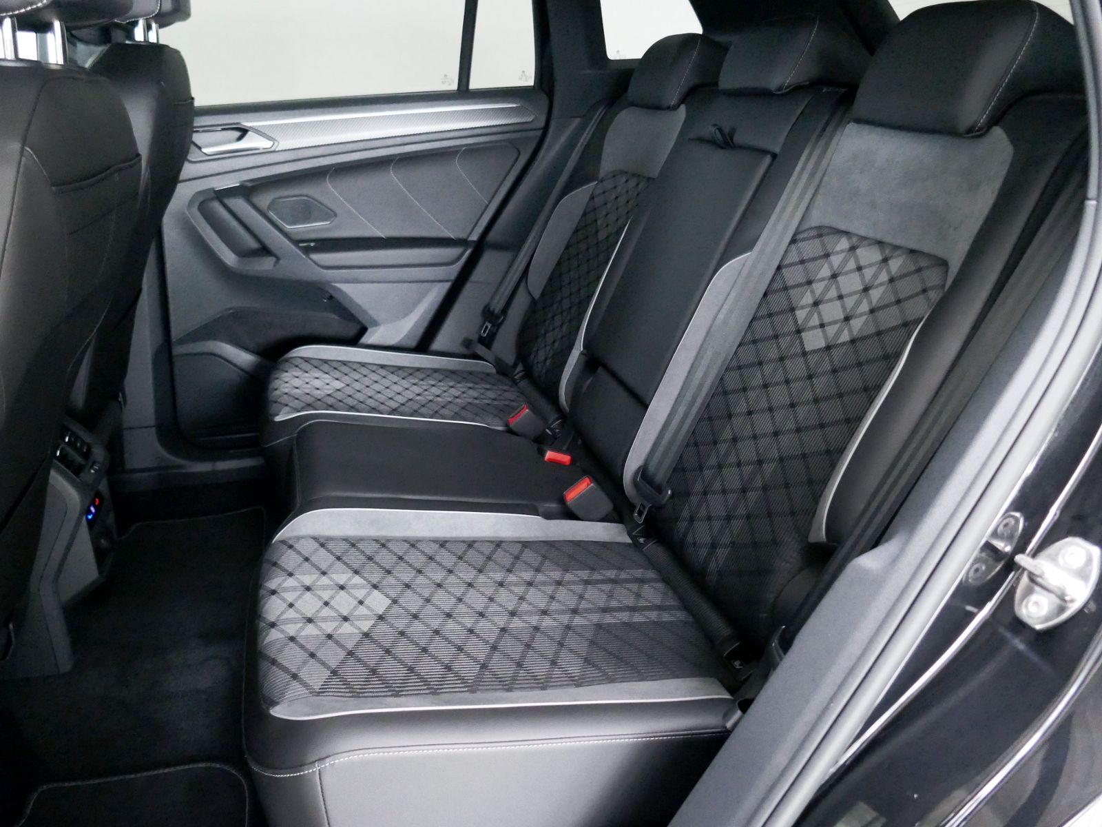 Fahrzeugabbildung Volkswagen Tiguan R-Line 1.5 TSI DSG | LED RFK ACC Navi