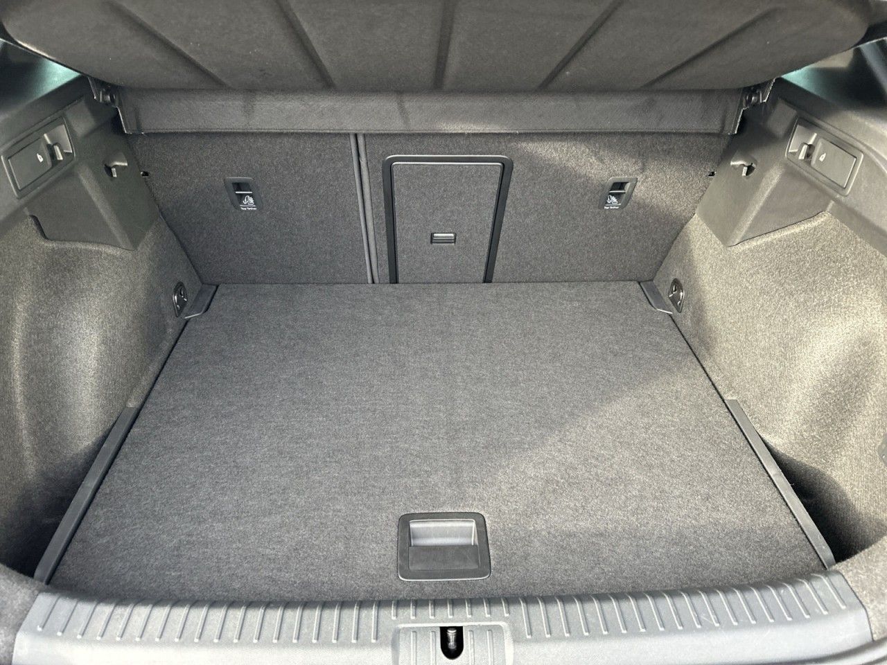 Fahrzeugabbildung CUPRA Formentor VZ Tribe Edition 2.0 TSI 4Drive DSG - mit KI generiert/bearbeitet