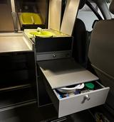 Volkswagen T5 California Beach mit Campingzubehör - schwarze Volkswagen T5 California