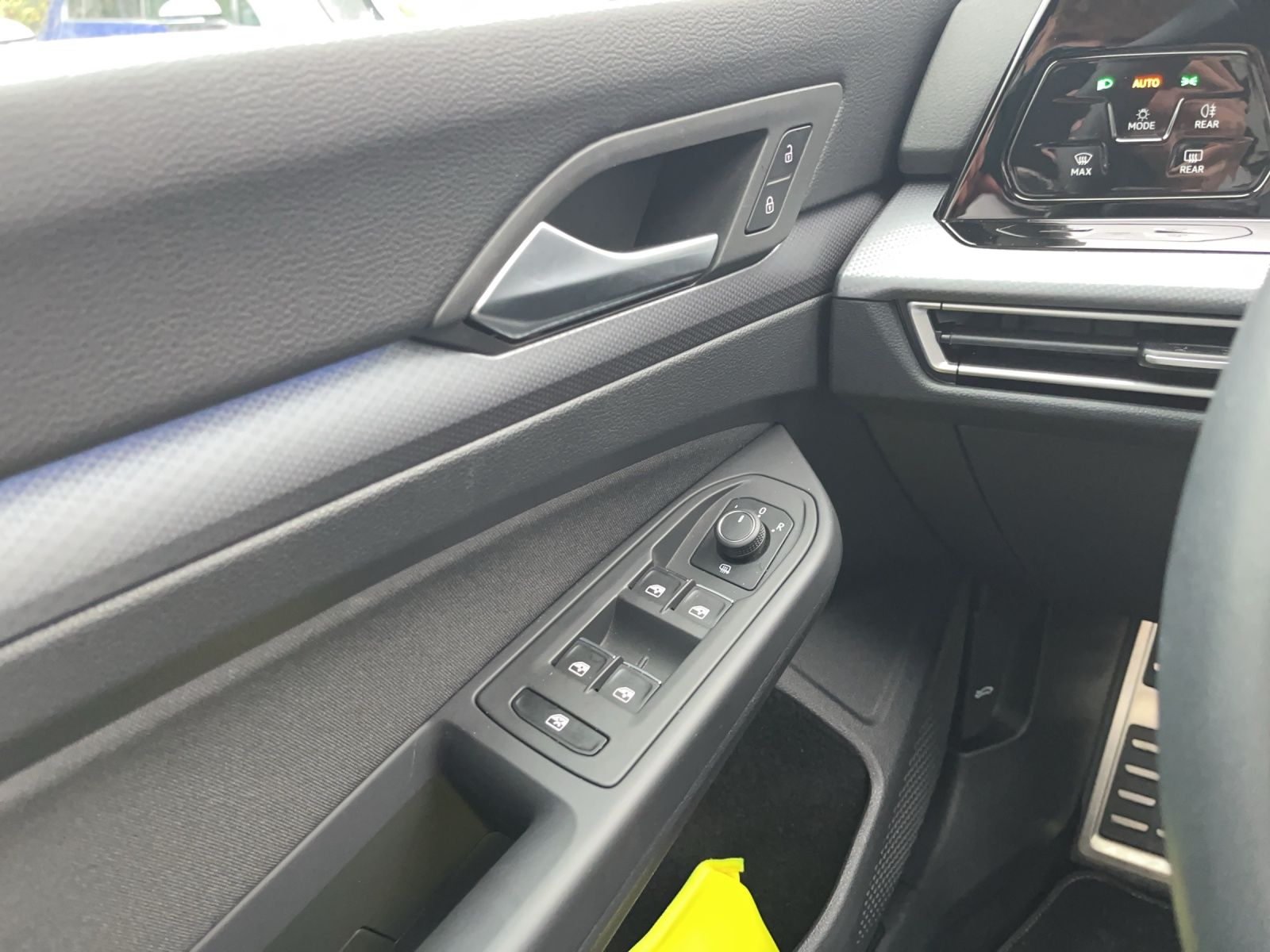 Fahrzeugabbildung Volkswagen Golf VIII Variant eTSI Active DSG LED ACC SHZ Na