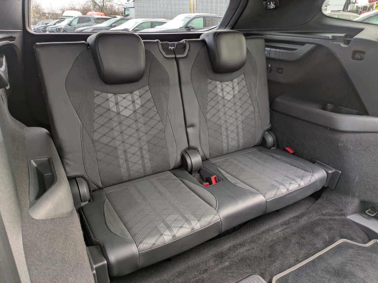 Fahrzeugabbildung Volkswagen Tayron 2.0 TDI 4M R-Line 7Si*MATRIX*AHK*PANO*HUD