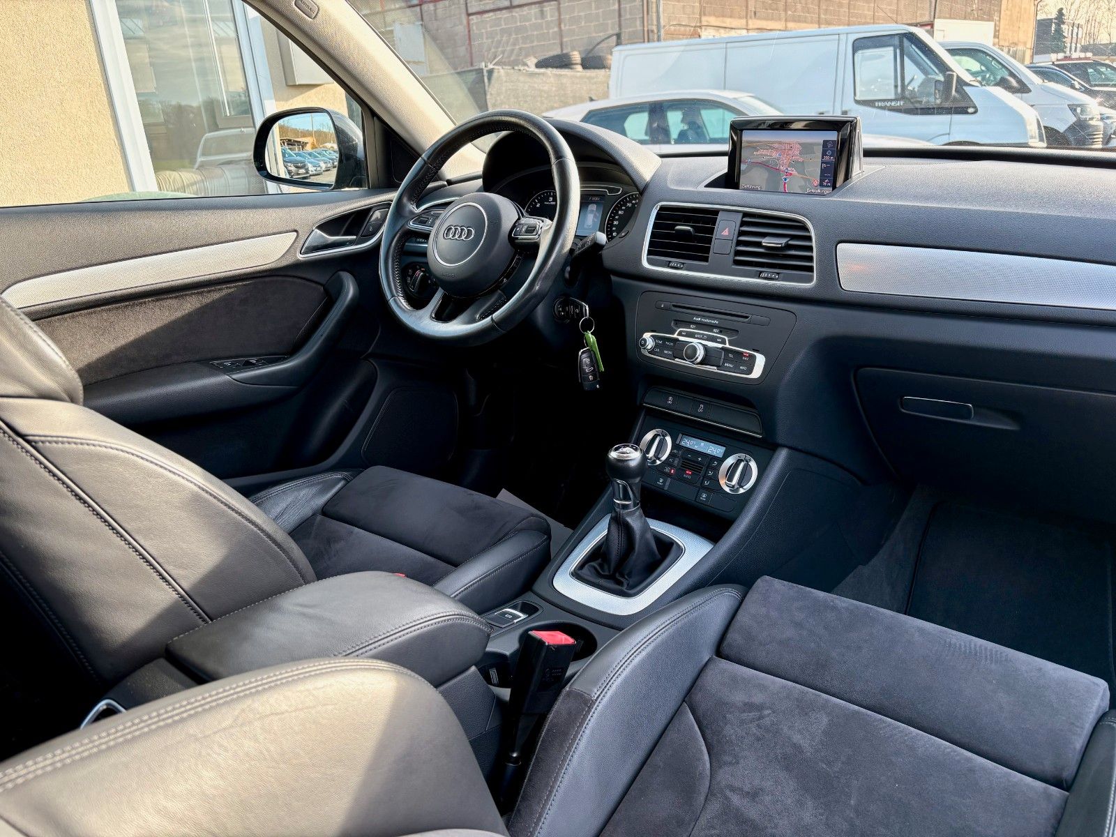 Fahrzeugabbildung Audi Q3 2.0 TDI Navi Xenon Alcantara/Leder SPORTSITZE