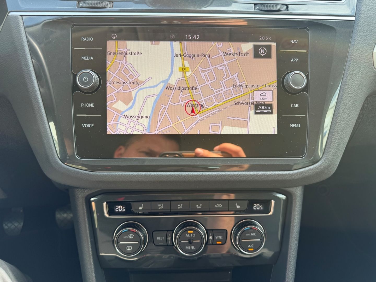 Fahrzeugabbildung Volkswagen Tiguan Comfortline ACC Navi LED PDC RFK WiPa Sic