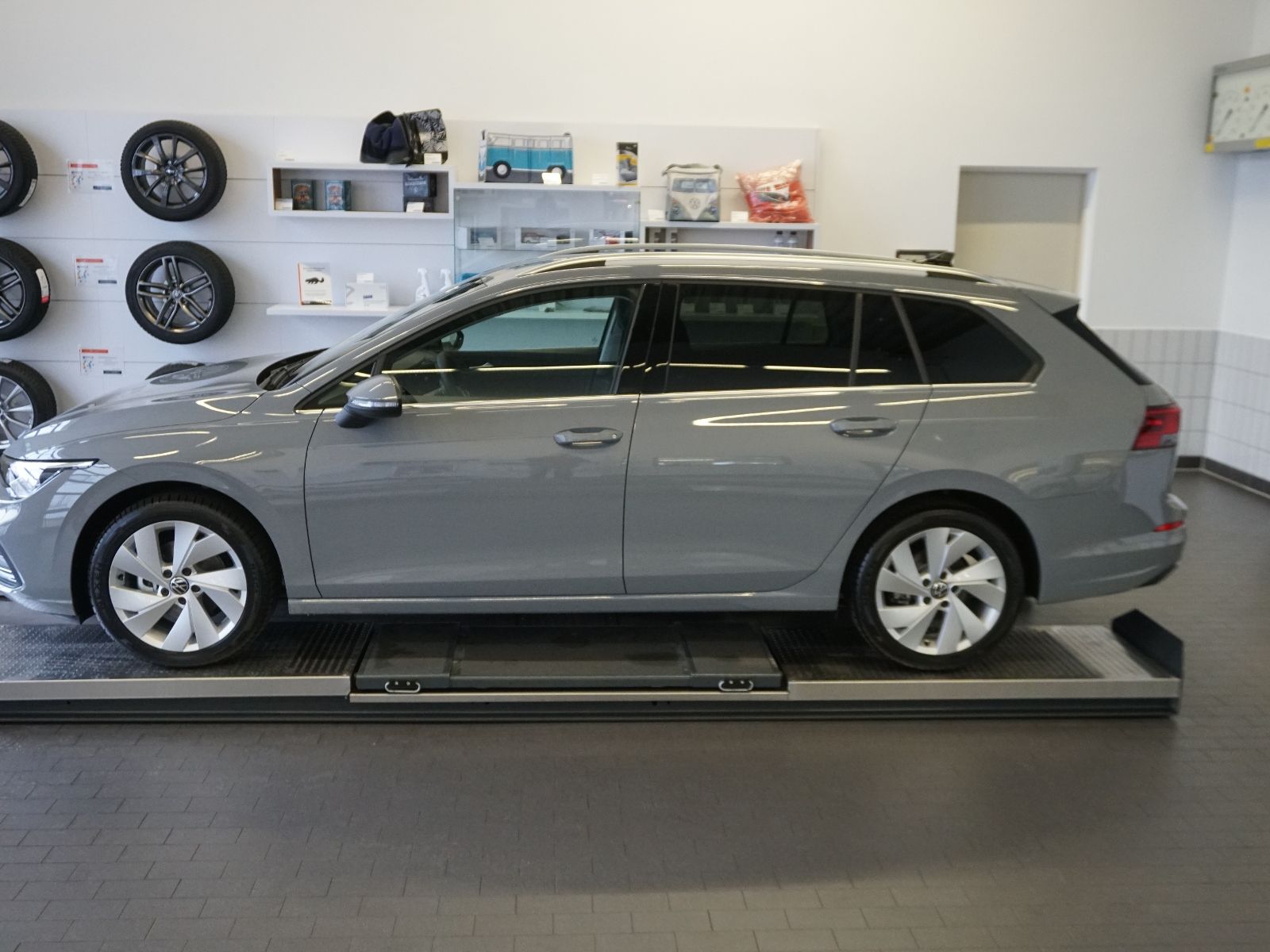 Fahrzeugabbildung Volkswagen Golf VIII Variant Style 1.5 eTSI DSG *AHK, LED,