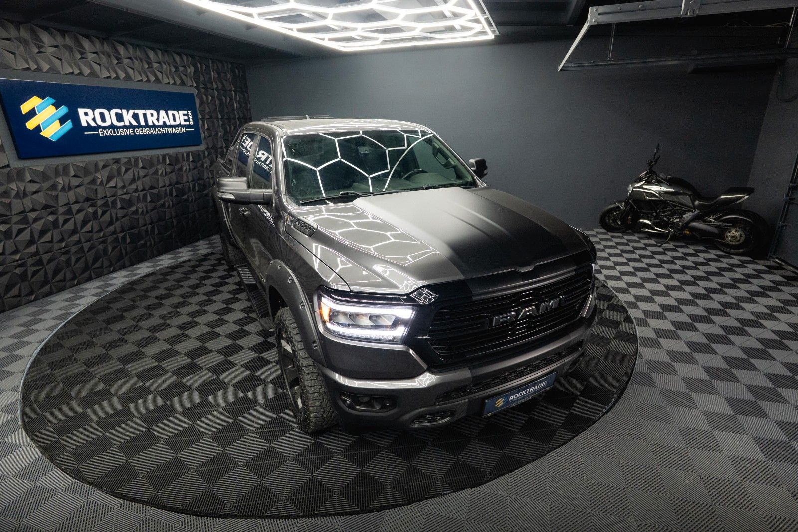 Fahrzeugabbildung Dodge RAM 5.7 V8 HEMI 4x4 OFFROAD NIGHT-Edition LED