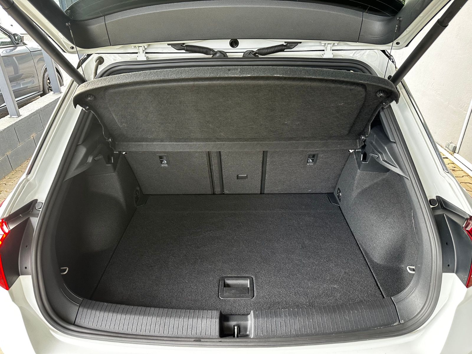 Volkswagen T-Roc 1.5TSi Sport R-Line — Bild 23