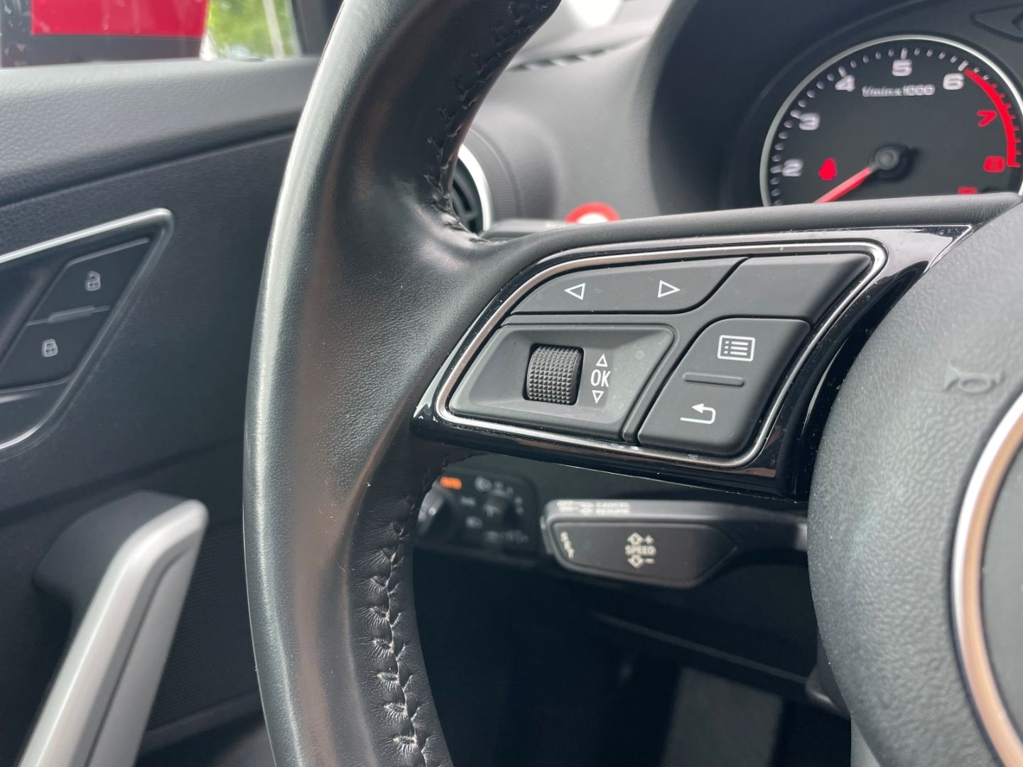Fahrzeugabbildung Audi Q2 basis ultra Klima Müdigkeitswarner SHZ PDC
