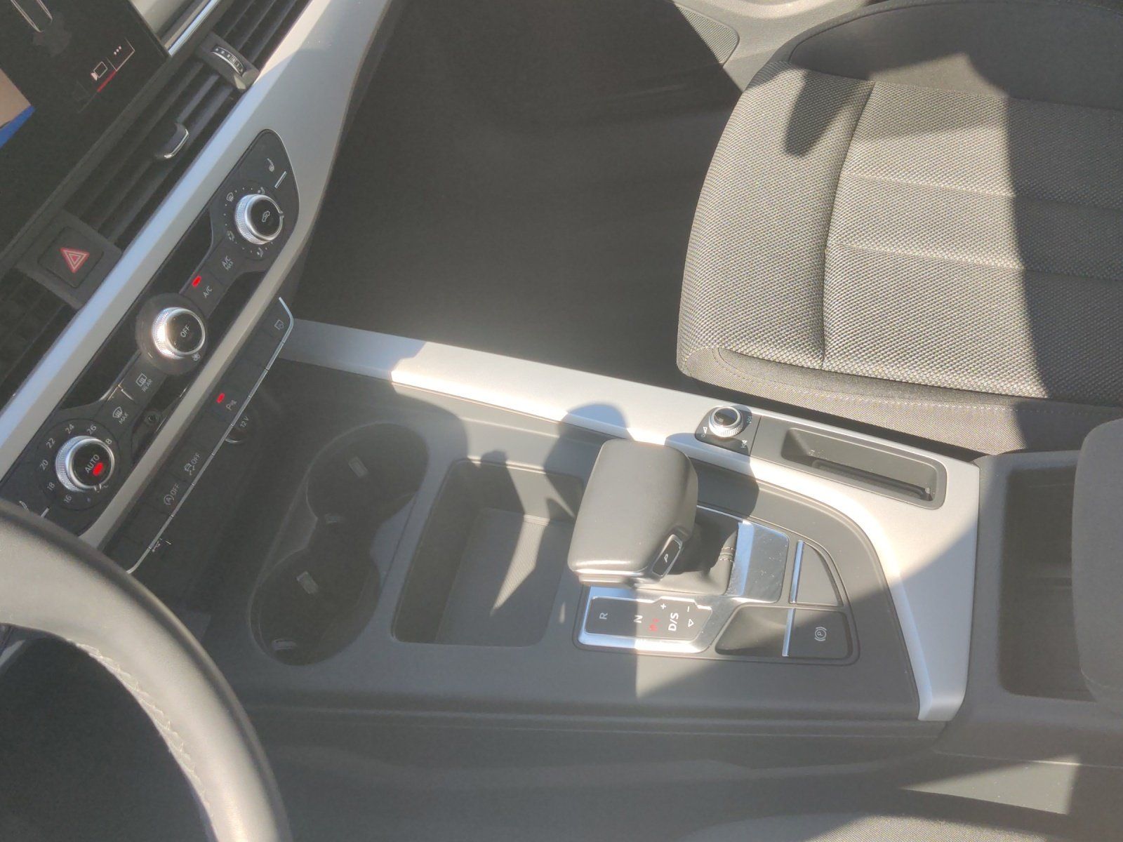 Fahrzeugabbildung Audi A4 Avant 30 TDI advanced AHK,Kamera,Navi,PDC,SHZ