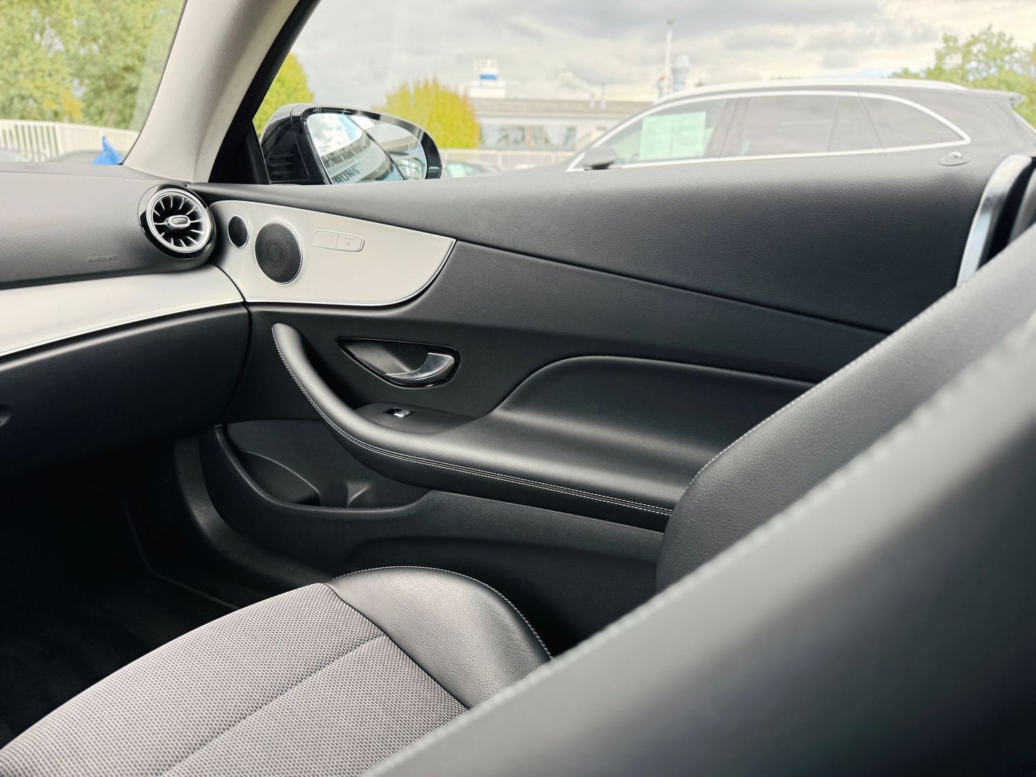 Fahrzeugabbildung Mercedes-Benz E 200 Coupé AVANTGARDE, AHK schw., RFK, Totw., L