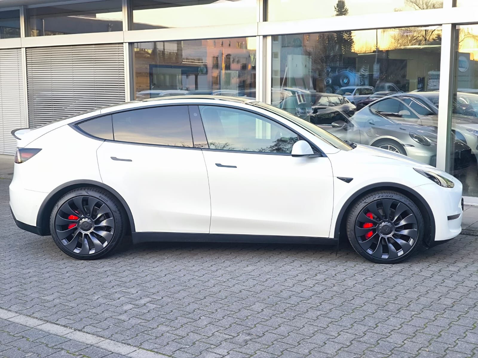 Fahrzeugabbildung Tesla Model Y PERFORM AWD PANO+NAVI+STDHZ+LED+ACC+360+