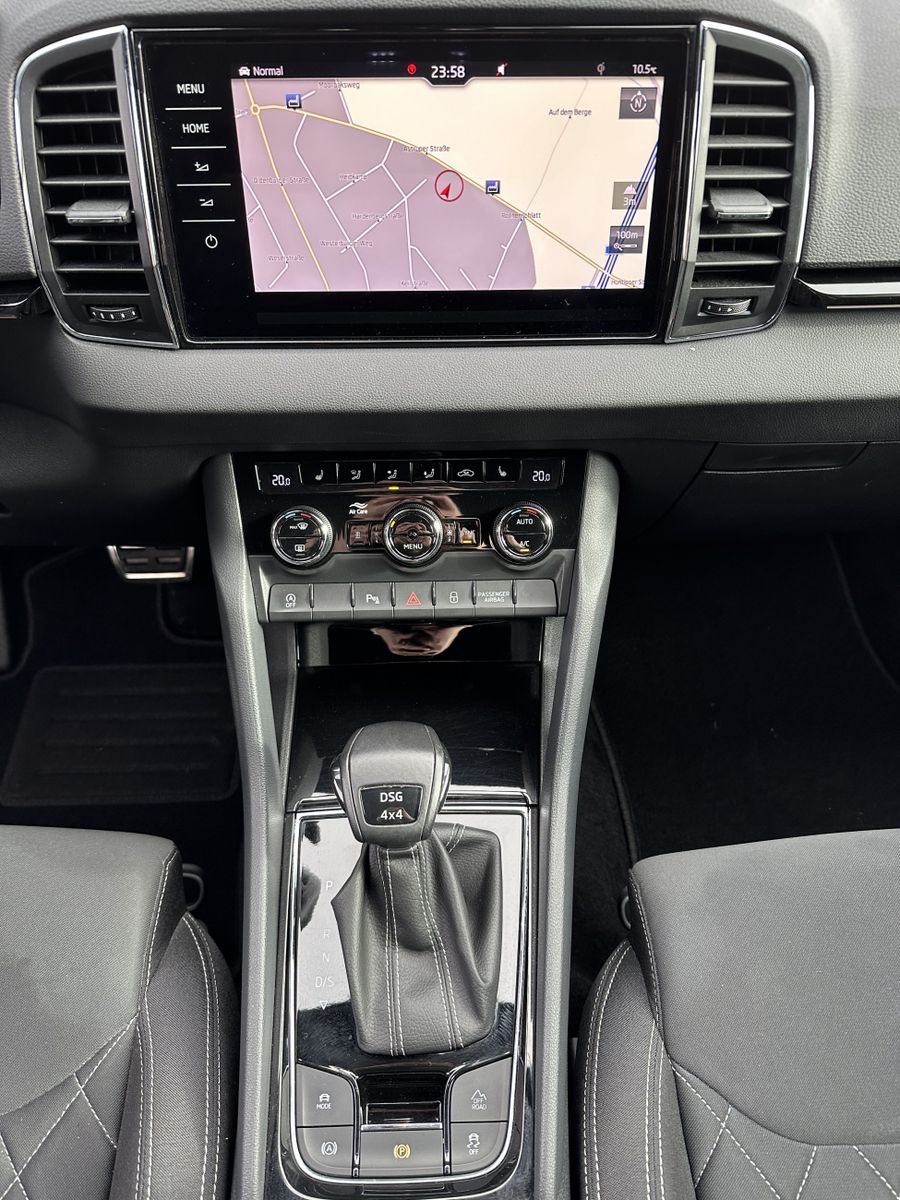 Fahrzeugabbildung SKODA Karoq 2.0 TDI DSG 4x4 Sportline NAV+LED+ACC+KAM