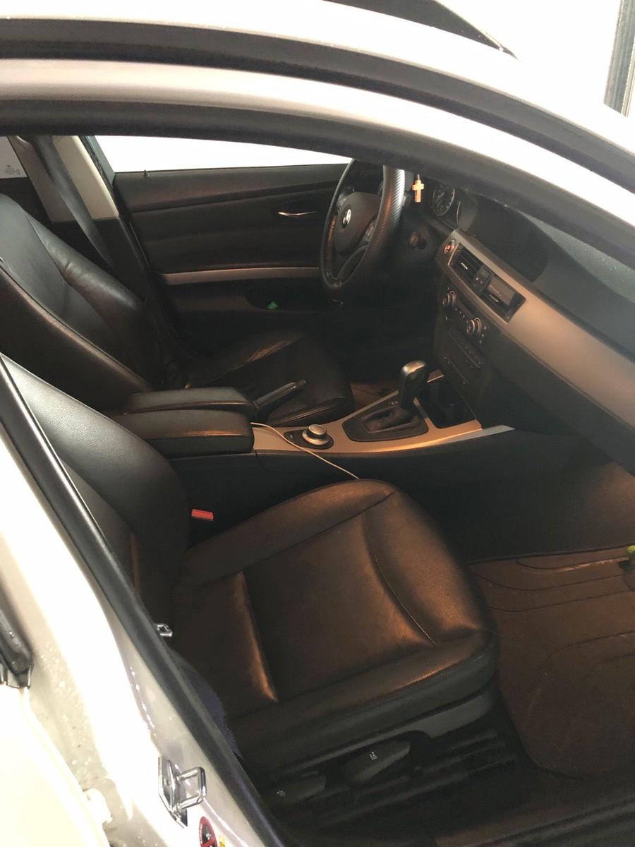 BMW 320 2008 — салон
