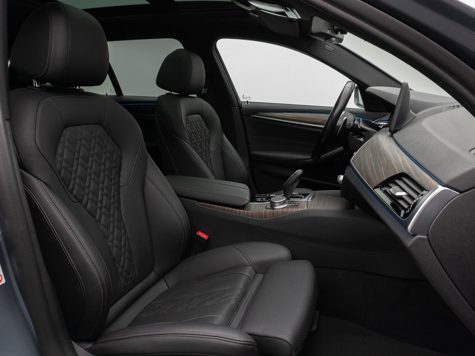 Fahrzeugabbildung BMW 530e xD M Sport Panorama 360°DAB HiFi AHK Alarm
